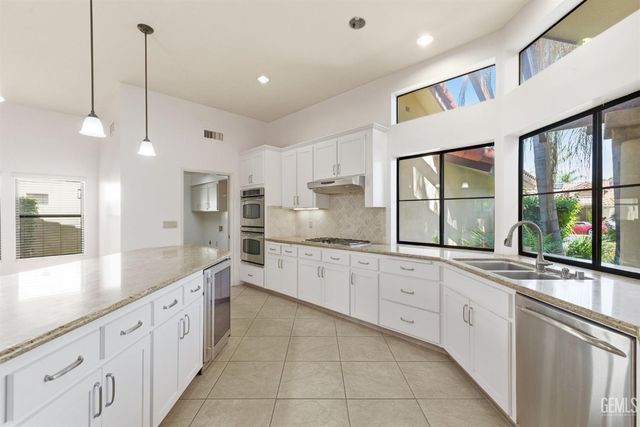 7313 Calle Los Manzanos, Bakersfield, CA 93309