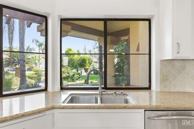 7313 Calle Los Manzanos, Bakersfield, CA 93309