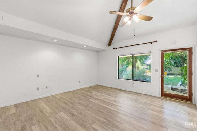 7313 Calle Los Manzanos, Bakersfield, CA 93309