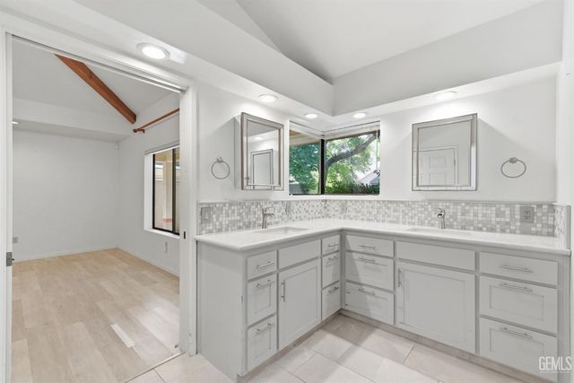 7313 Calle Los Manzanos, Bakersfield, CA 93309