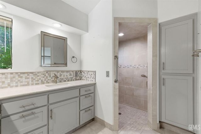 7313 Calle Los Manzanos, Bakersfield, CA 93309