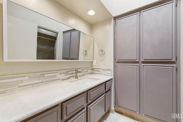 7313 Calle Los Manzanos, Bakersfield, CA 93309