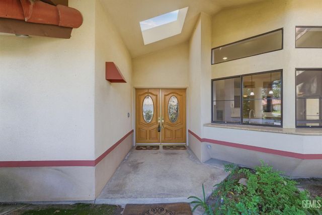 7313 Calle Los Manzanos, Bakersfield, CA 93309