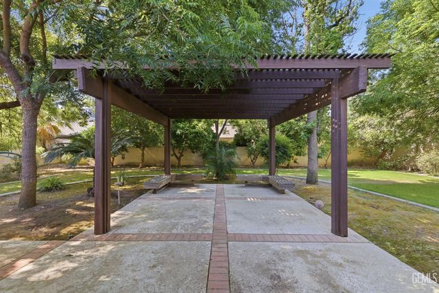 7313 Calle Los Manzanos, Bakersfield, CA 93309