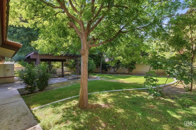 7313 Calle Los Manzanos, Bakersfield, CA 93309