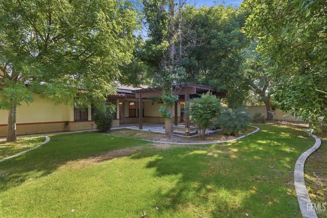 7313 Calle Los Manzanos, Bakersfield, CA 93309