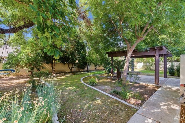 7313 Calle Los Manzanos, Bakersfield, CA 93309