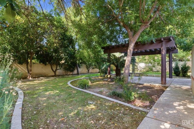 7313 Calle Los Manzanos, Bakersfield, CA 93309