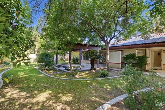 7313 Calle Los Manzanos, Bakersfield, CA 93309