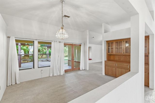 7313 Calle Los Manzanos, Bakersfield, CA 93309