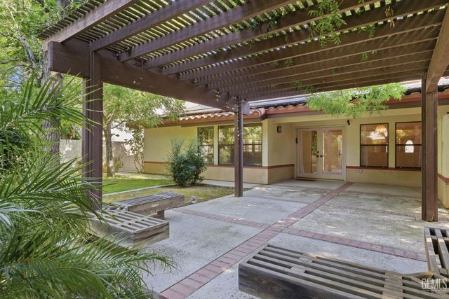 7313 Calle Los Manzanos, Bakersfield, CA 93309