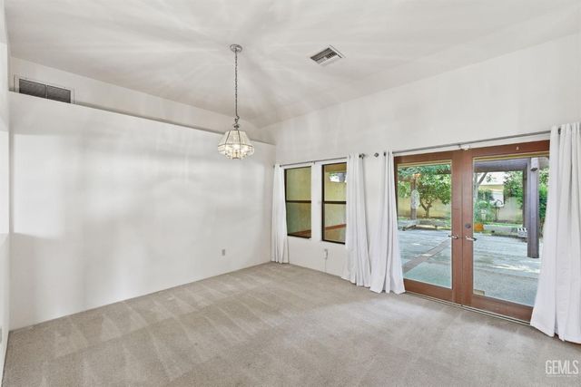 7313 Calle Los Manzanos, Bakersfield, CA 93309