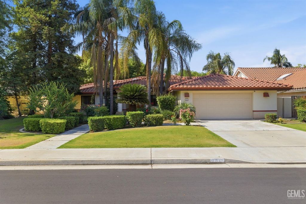 7313 Calle Los Manzanos, Bakersfield, CA 93309