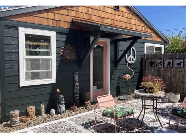 1317 7TH St, Florence, OR 97439