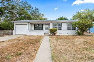 1211 C ST, Floresville, TX 78114