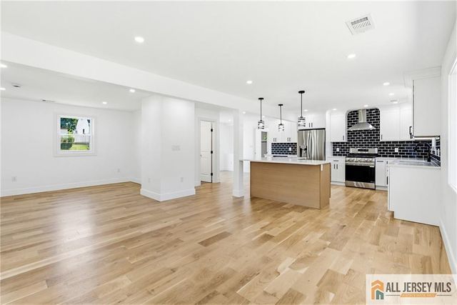 48 Kendall Drive, Sayreville, NJ 08859