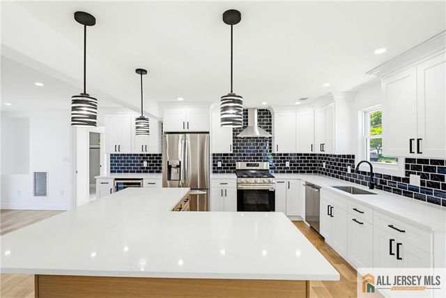 48 Kendall Drive, Sayreville, NJ 08859