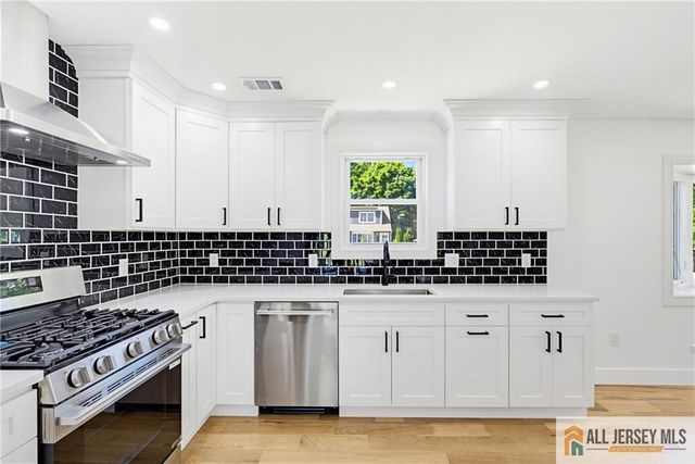 48 Kendall Drive, Sayreville, NJ 08859