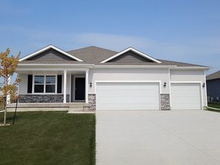2878 Grassland Court, Hiawatha, IA 52233