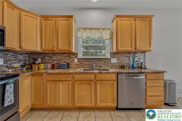 51 Glenmoor Circle North, Palmer Twp, PA 18045