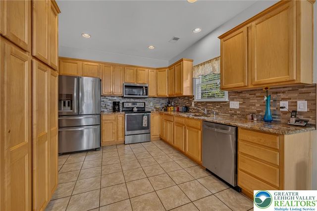 51 Glenmoor Circle North, Palmer Twp, PA 18045