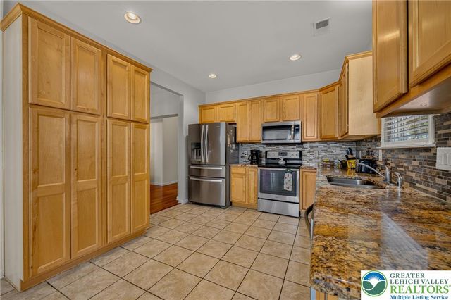 51 Glenmoor Circle North, Palmer Twp, PA 18045