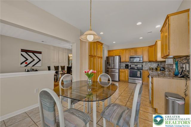 51 Glenmoor Circle North, Palmer Twp, PA 18045