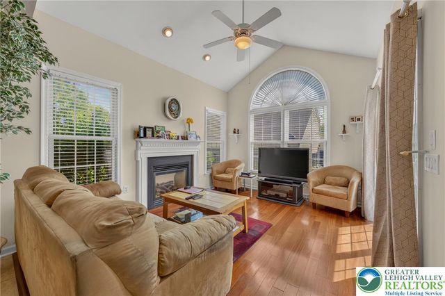 51 Glenmoor Circle North, Palmer Twp, PA 18045