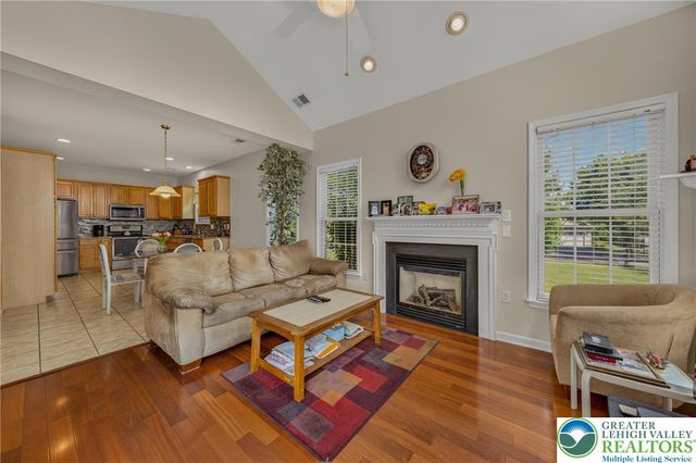 51 Glenmoor Circle North, Palmer Twp, PA 18045