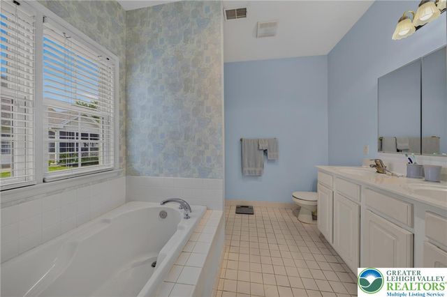 51 Glenmoor Circle North, Palmer Twp, PA 18045
