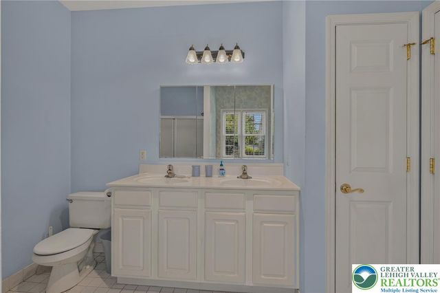 51 Glenmoor Circle North, Palmer Twp, PA 18045