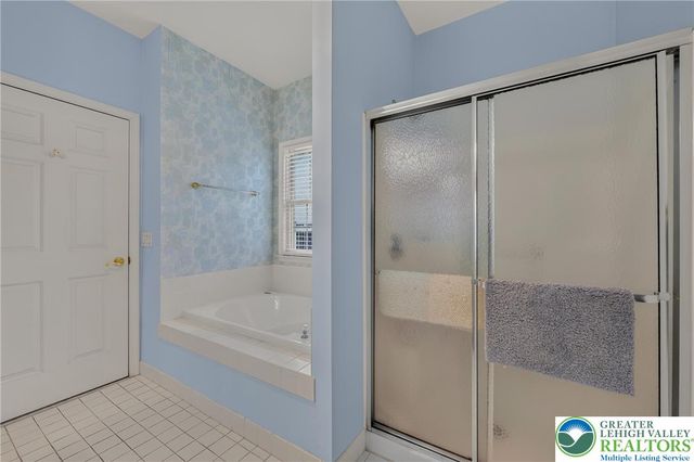 51 Glenmoor Circle North, Palmer Twp, PA 18045