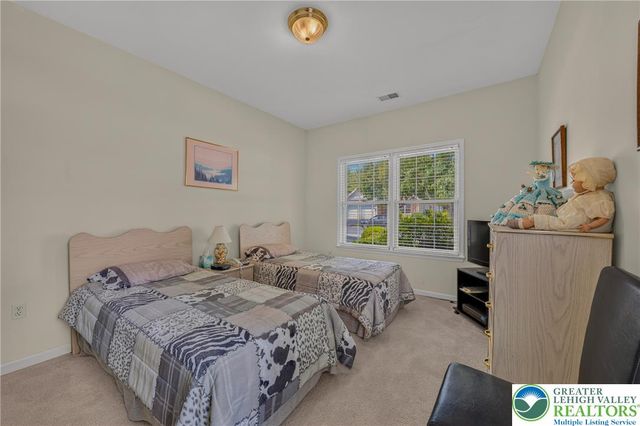 51 Glenmoor Circle North, Palmer Twp, PA 18045