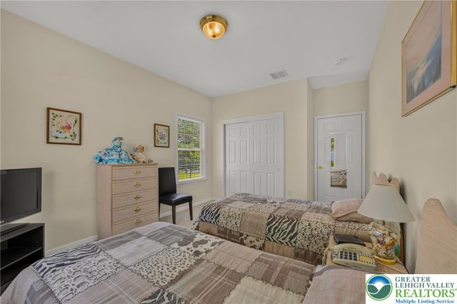 51 Glenmoor Circle North, Palmer Twp, PA 18045