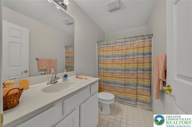 51 Glenmoor Circle North, Palmer Twp, PA 18045