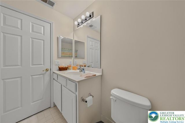 51 Glenmoor Circle North, Palmer Twp, PA 18045