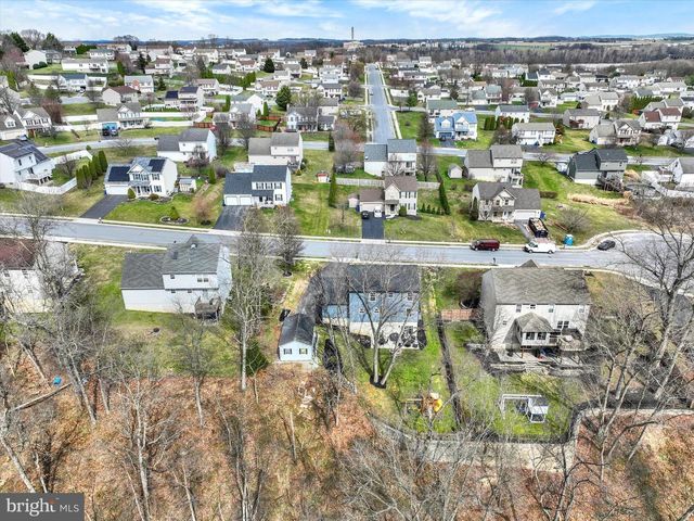 140 BURBERRY LN, Mount Wolf, PA 17347