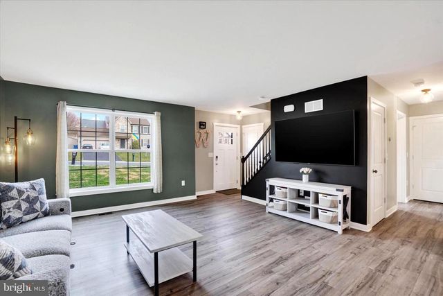 140 BURBERRY LN, Mount Wolf, PA 17347