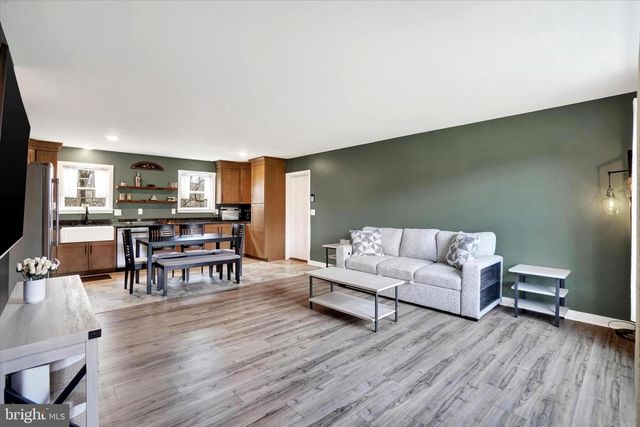 140 BURBERRY LN, Mount Wolf, PA 17347