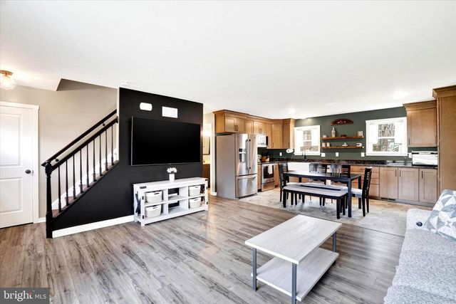 140 BURBERRY LN, Mount Wolf, PA 17347