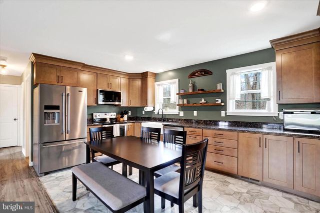 140 BURBERRY LN, Mount Wolf, PA 17347