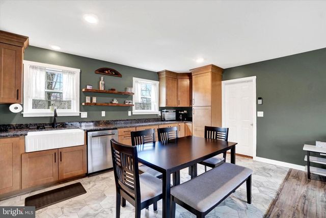 140 BURBERRY LN, Mount Wolf, PA 17347