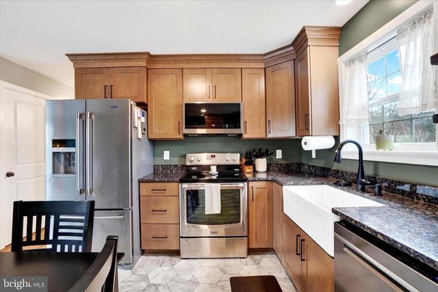 140 BURBERRY LN, Mount Wolf, PA 17347