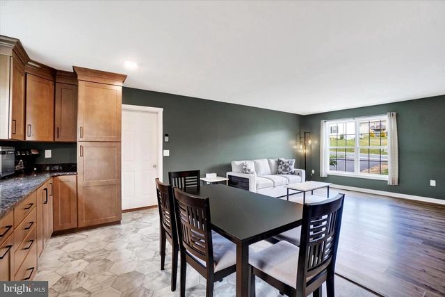 140 BURBERRY LN, Mount Wolf, PA 17347