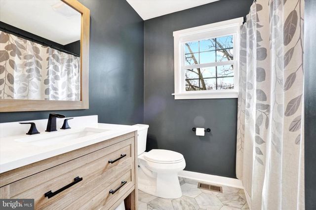 140 BURBERRY LN, Mount Wolf, PA 17347