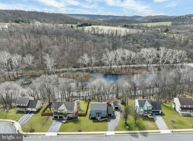 140 BURBERRY LN, Mount Wolf, PA 17347