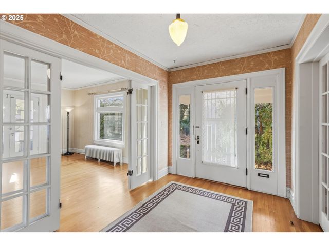 3709 Ne COUCH St, Portland, OR 97232