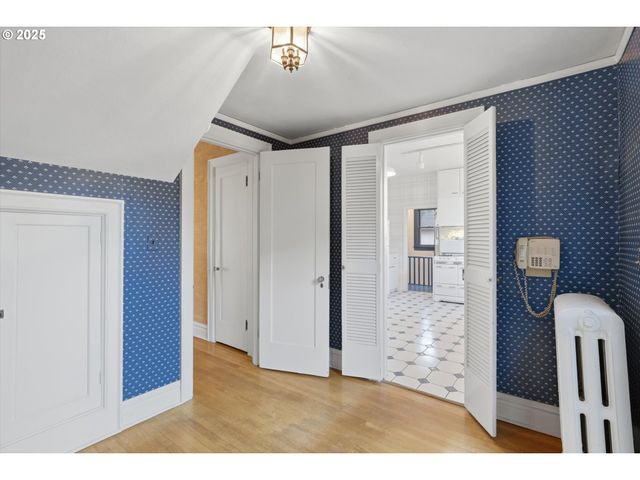 3709 Ne COUCH St, Portland, OR 97232