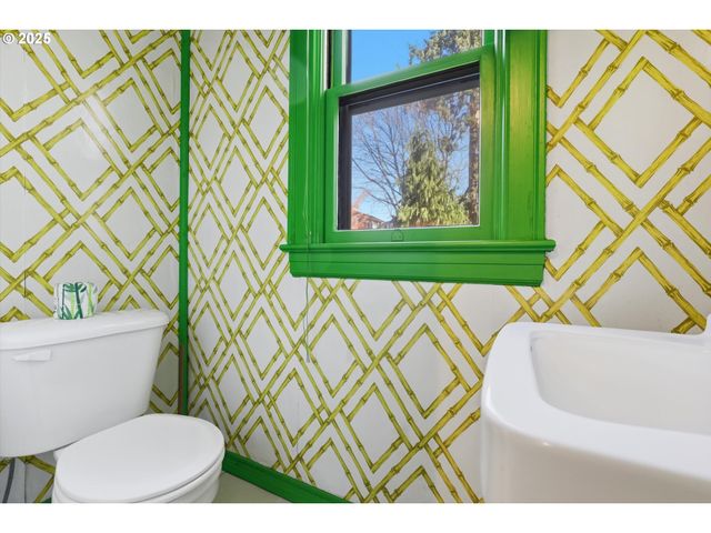 3709 Ne COUCH St, Portland, OR 97232