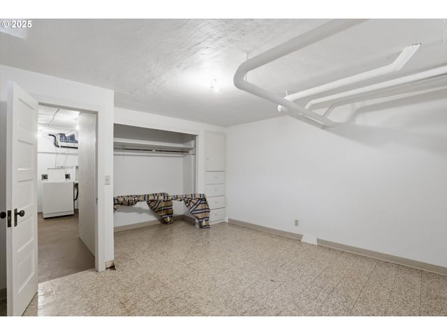 3709 Ne COUCH St, Portland, OR 97232